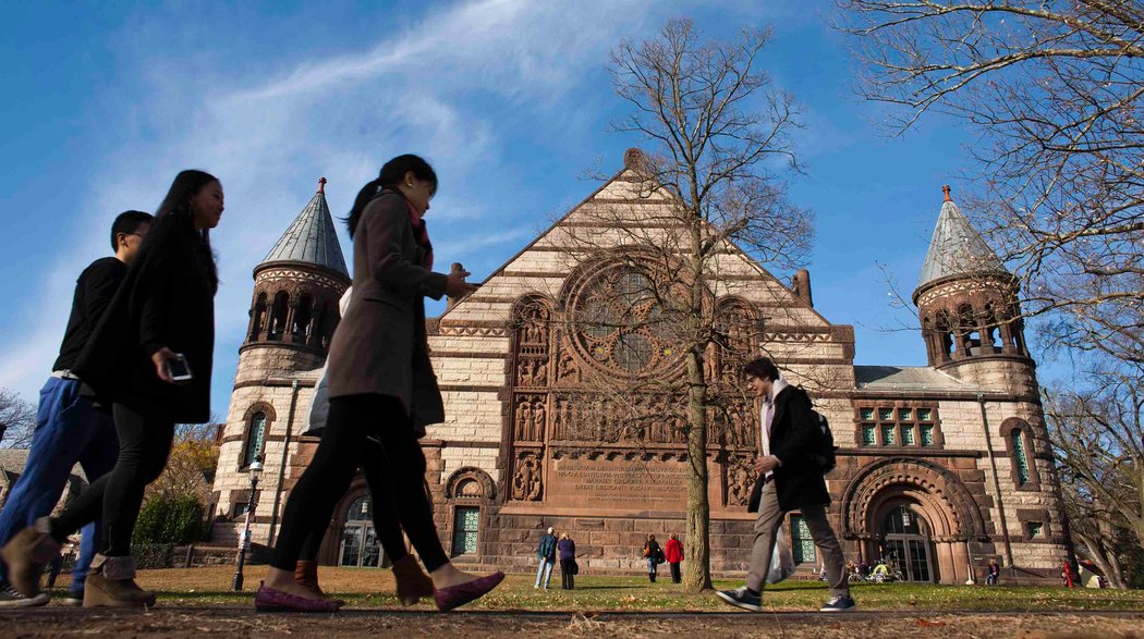 学生们走在普林斯顿大学的校园里。