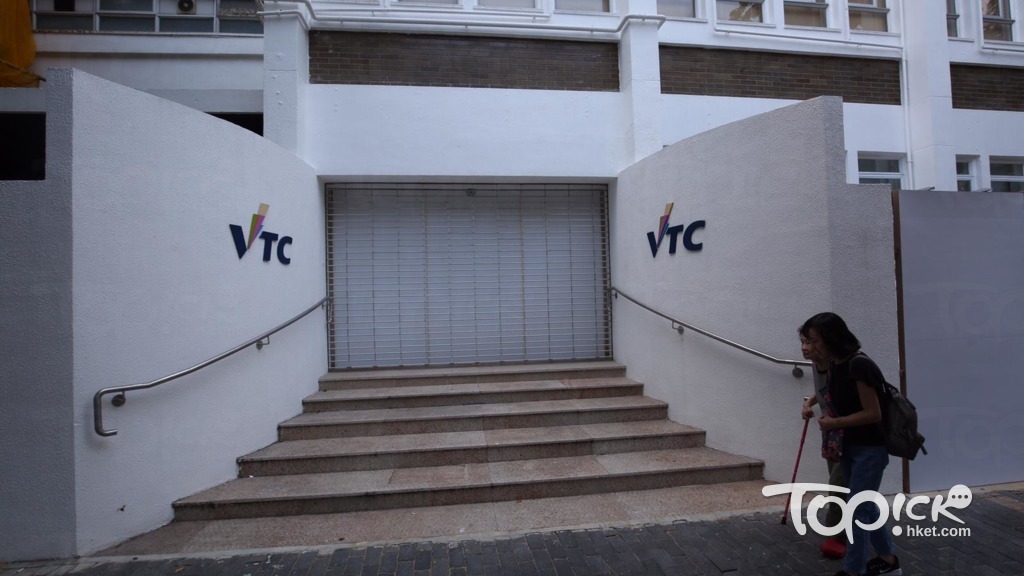 VTC愛群道入口圍上木板。（陳國峰攝）
