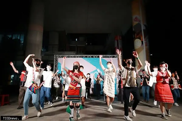 所有師生共同參與大會舞。<br /><br />（圖：台北大學提供）