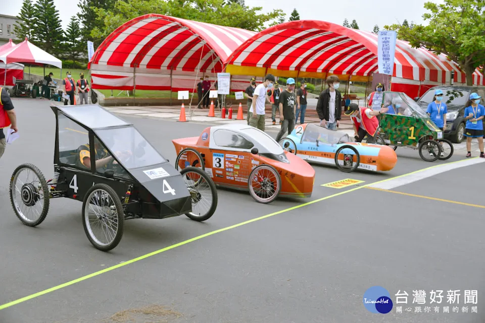 長庚大學機械系團隊設計的電動車(左一)在全國賽中獲得3個獎項。